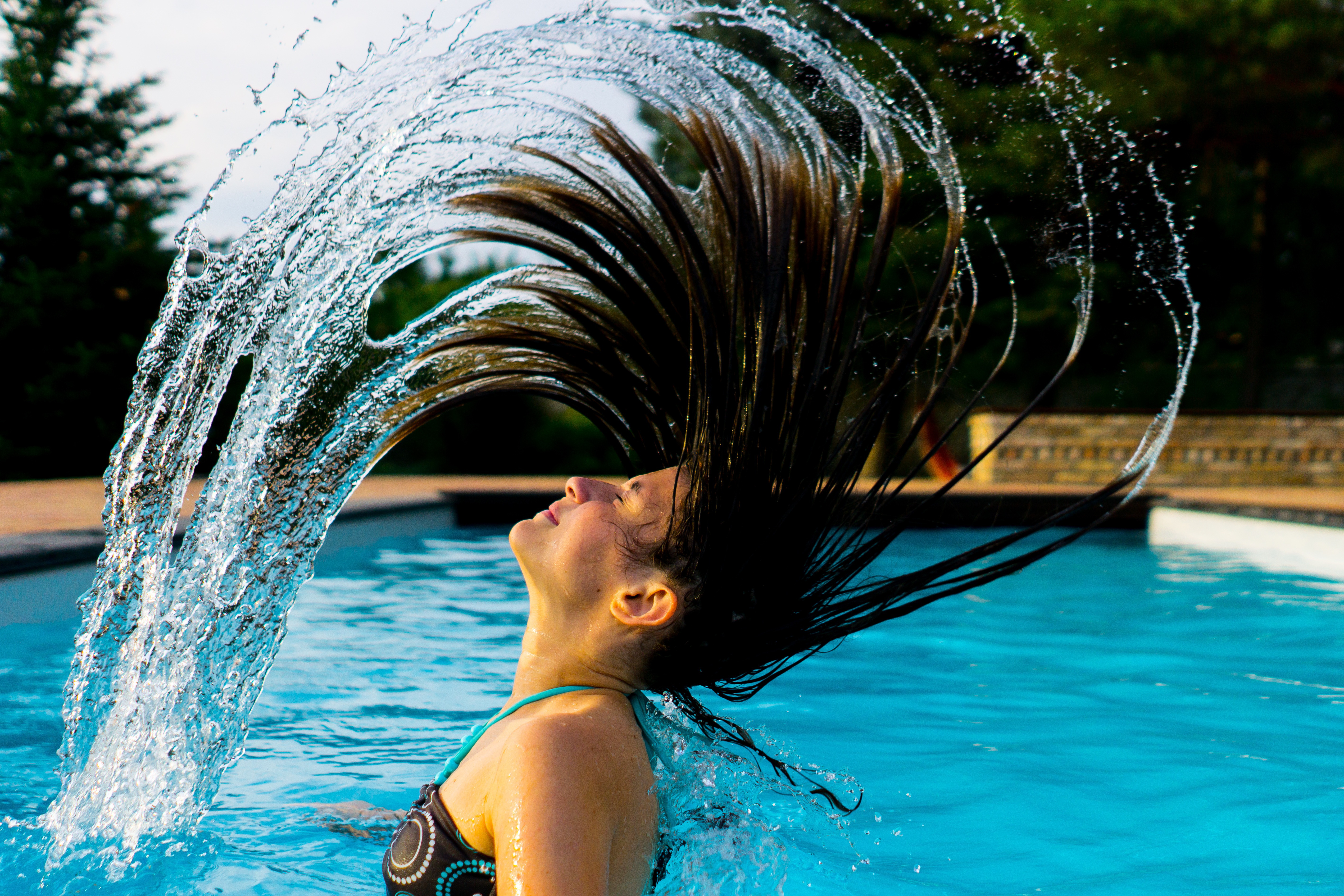 Dark-hair-girl-in-Swimingpool